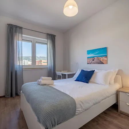 Elisio De Moura - T5 Ideal Familias - Apartment