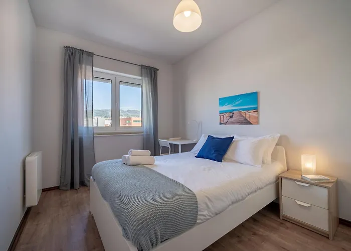 Elisio De Moura - T5 Ideal Familias - Apartment